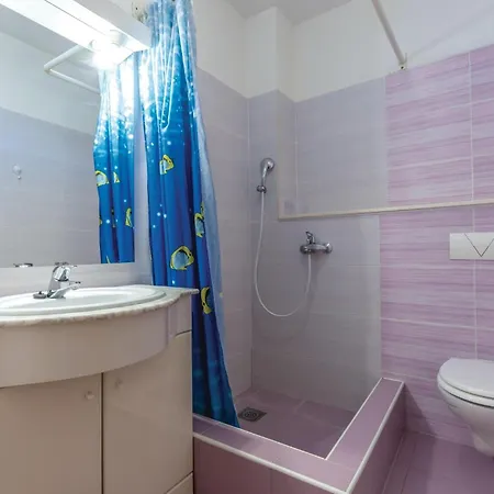 Holiday home Cozy In Kastel Luksic With Wifi Kastela
