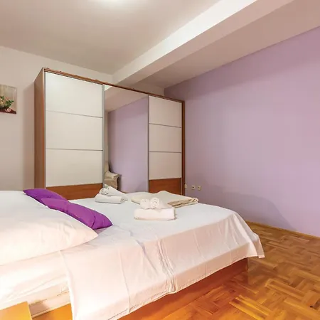 Holiday home Cozy In Kastel Luksic With Wifi *