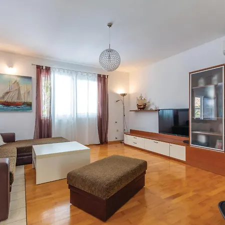 Cozy In Kastel Luksic With Wifi Holiday home