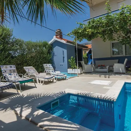 Cozy In Kastel Luksic With Wifi Holiday home