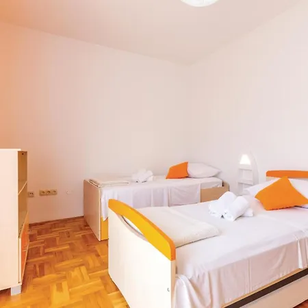Cozy In Kastel Luksic With Wifi Holiday home Kastela