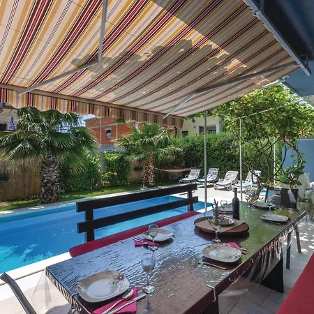 Holiday home Cozy In Kastel Luksic With Wifi