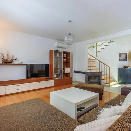 Holiday home Cozy In Kastel Luksic With Wifi Kastela