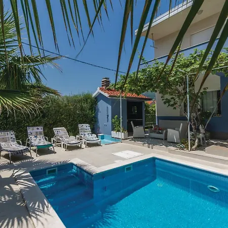 Holiday home Cozy In Kastel Luksic With Wifi *