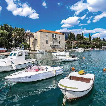 Holiday home Cozy In Kastel Luksic With Wifi Kastela