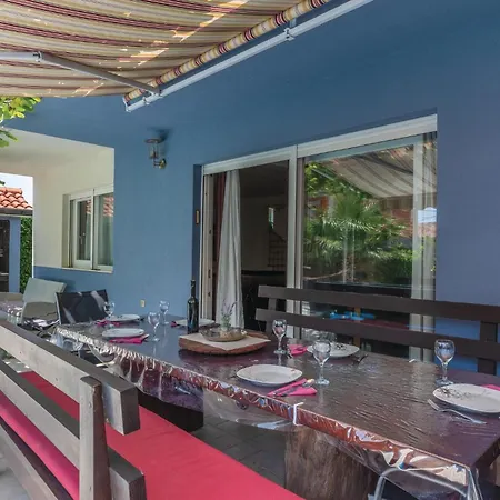 Holiday home Cozy In Kastel Luksic With Wifi *
